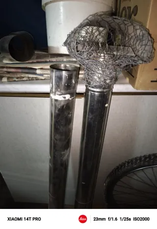 Hidroestufa de pellets roja y gris para radiadores