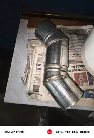 Hidroestufa de pellets roja y gris para radiadores