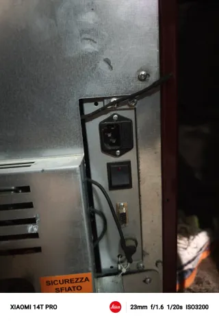 Hidroestufa de pellets roja y gris para radiadores