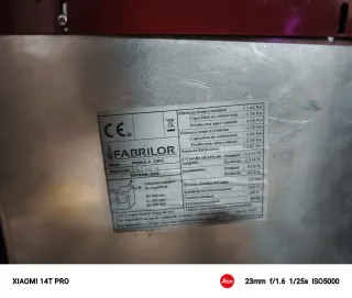 Hidroestufa de pellets roja y gris para radiadores