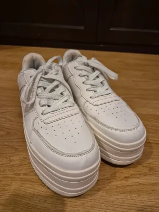 Zapatillas blancas plataforma doradas