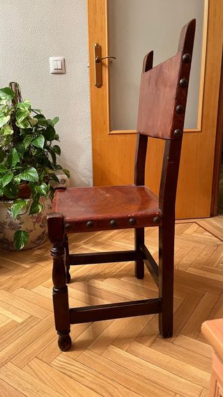 Sillas de cuero y madera.