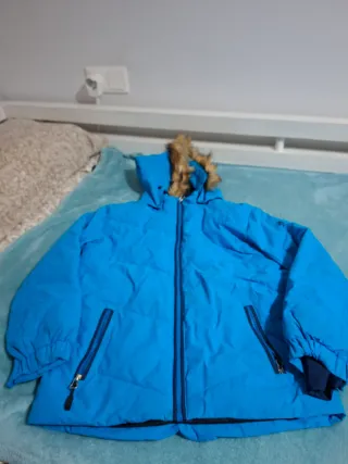 Chaqueta azul con capucha y pelo