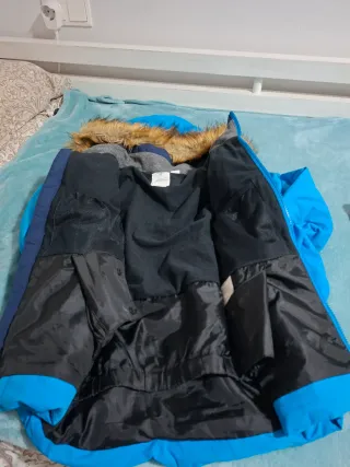 Chaqueta azul con capucha y pelo