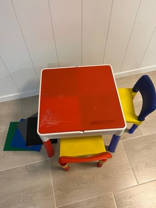 Mesa y sillas de construcción para niños