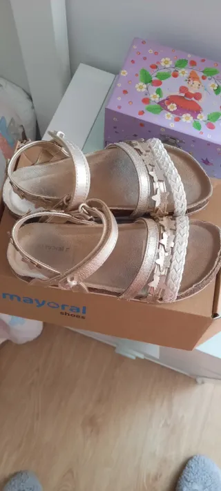 Sandalias Mayoral niña doradas y blancas.