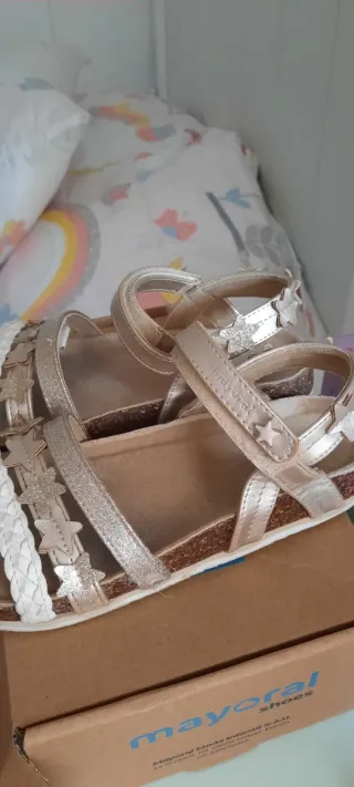Sandalias Mayoral niña doradas y blancas.