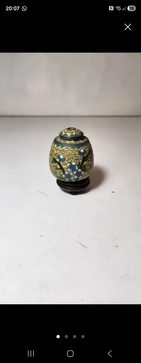 Mini jarrón cloisonné con tapa y peana
