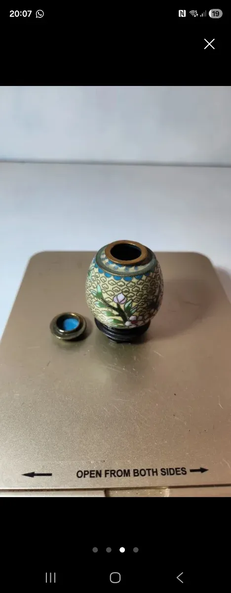 Mini jarrón cloisonné con tapa y peana