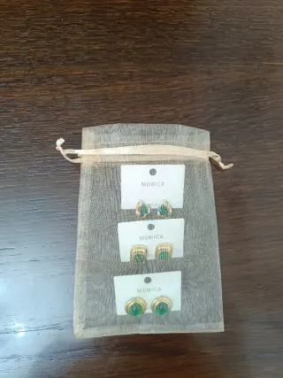 Pendientes DORADOS con piedra de CRISTAL VERDE