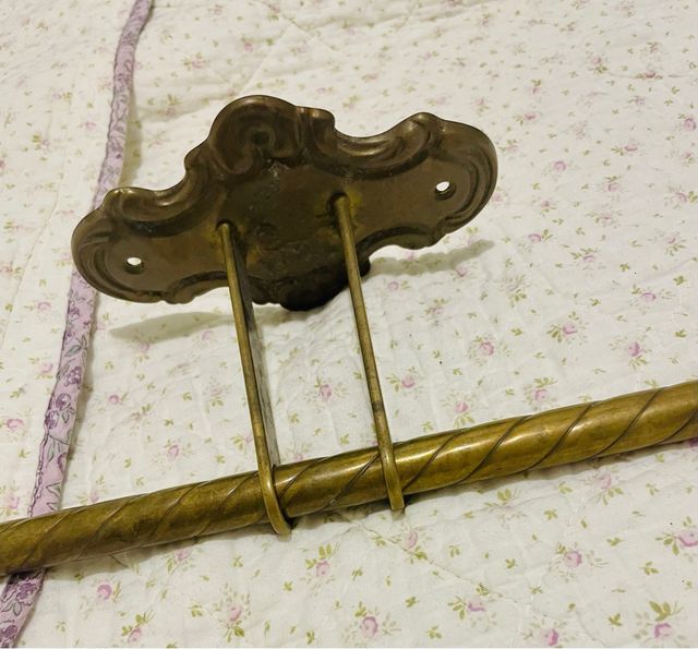 Portarrollos y toallero de latón. Los dos por 20.