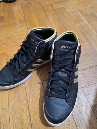 Botines Adidas Negros y Dorados