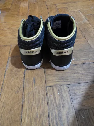 Botines Adidas Negros y Dorados