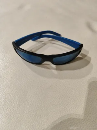 Gafas de sol negras y azules