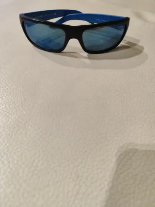 Gafas de sol negras y azules