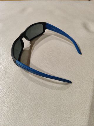 Gafas de sol negras y azules