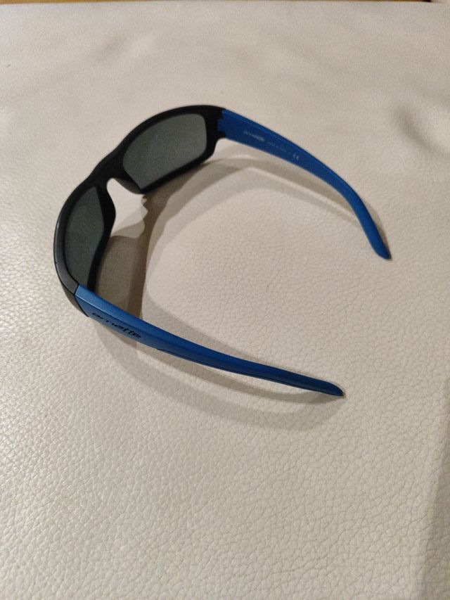 Gafas de sol negras y azules