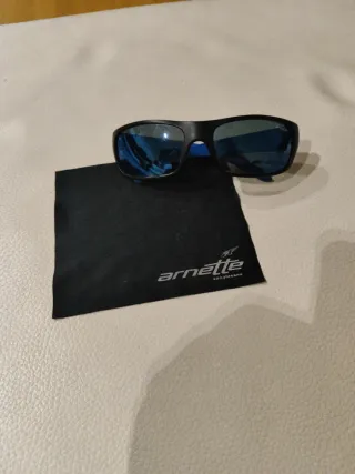 Gafas de sol negras y azules