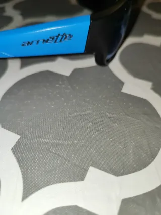 Gafas de sol negras y azules