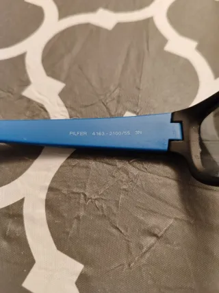 Gafas de sol negras y azules