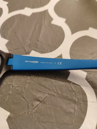 Gafas de sol negras y azules