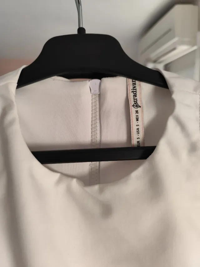 Vestido corto ajustado beige