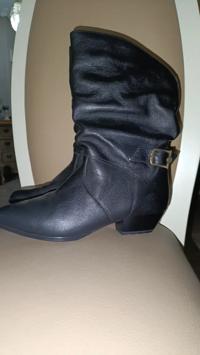 Botas de cuero negras con hebilla