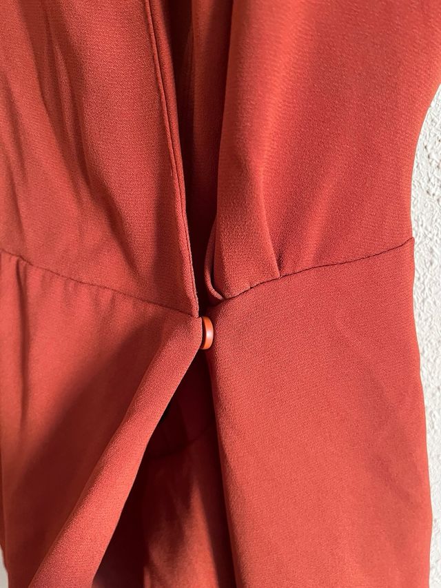 Vestido de manga corta con cinturón de Mango 