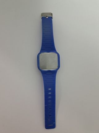 Reloj azul con correa de goma y hebilla plateada