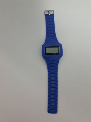Reloj azul con correa de goma y hebilla plateada