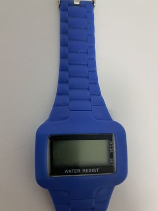 Reloj azul con correa de goma y hebilla plateada