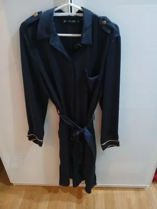 Vestido camisero Zara azul marino con detalles dor