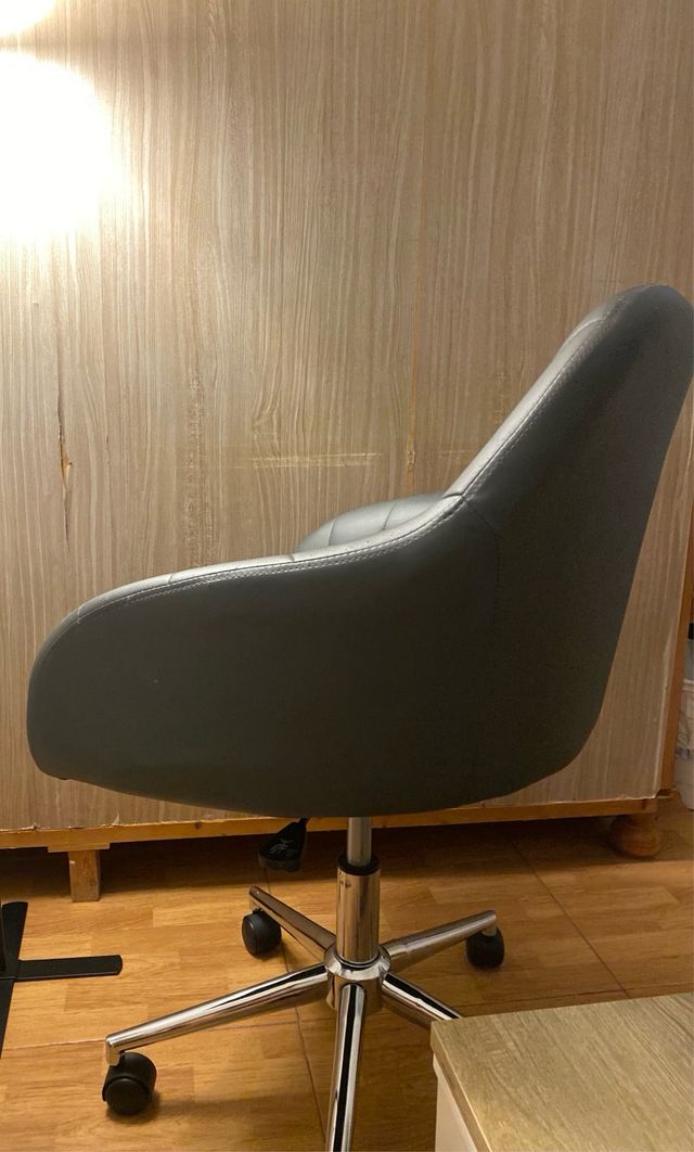 Silla de oficina ergonómica gris