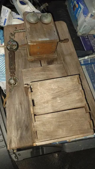 Teléfono de pared antiguo 1900 a manivela