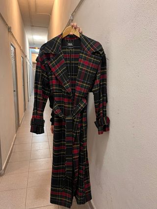 Abrigo largo cuadros Zara