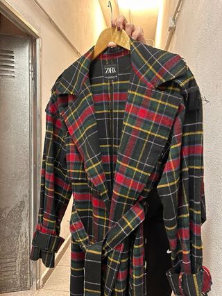 Abrigo largo cuadros Zara