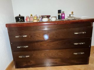 Cómoda de madera con tapa de mármol