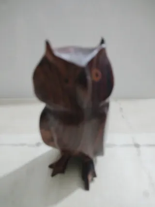 Búho de madera decorativo