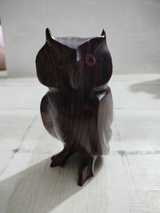 Búho de madera decorativo