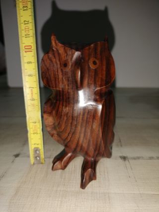 Búho de madera decorativo