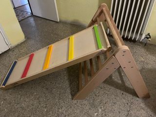 Tobogán de madera para niños