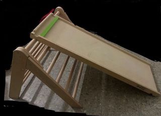 Tobogán de madera para niños