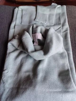 Jersey cuello alto ligero y cómodo