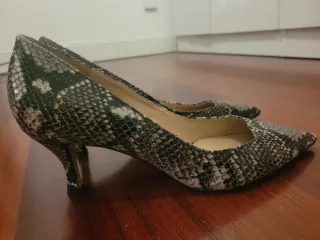 Zapatos tacón Massi Dutti estampado serpiente.