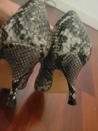 Zapatos tacón Massi Dutti estampado serpiente.