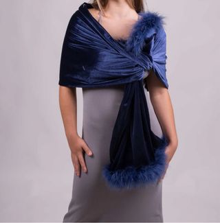 Chal de fiesta de terciopelo con plumas