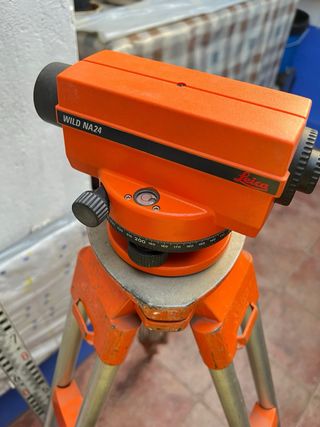 Nivel Óptico Leica con Trípode
