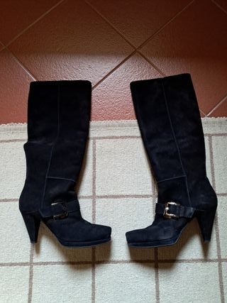 Stivali neri in camoscio con fibbia