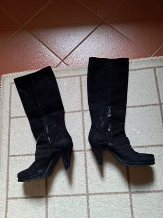 Stivali neri in camoscio con fibbia