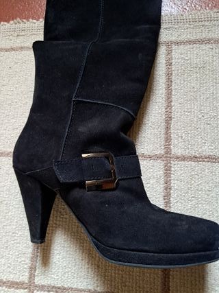 Stivali neri in camoscio con fibbia